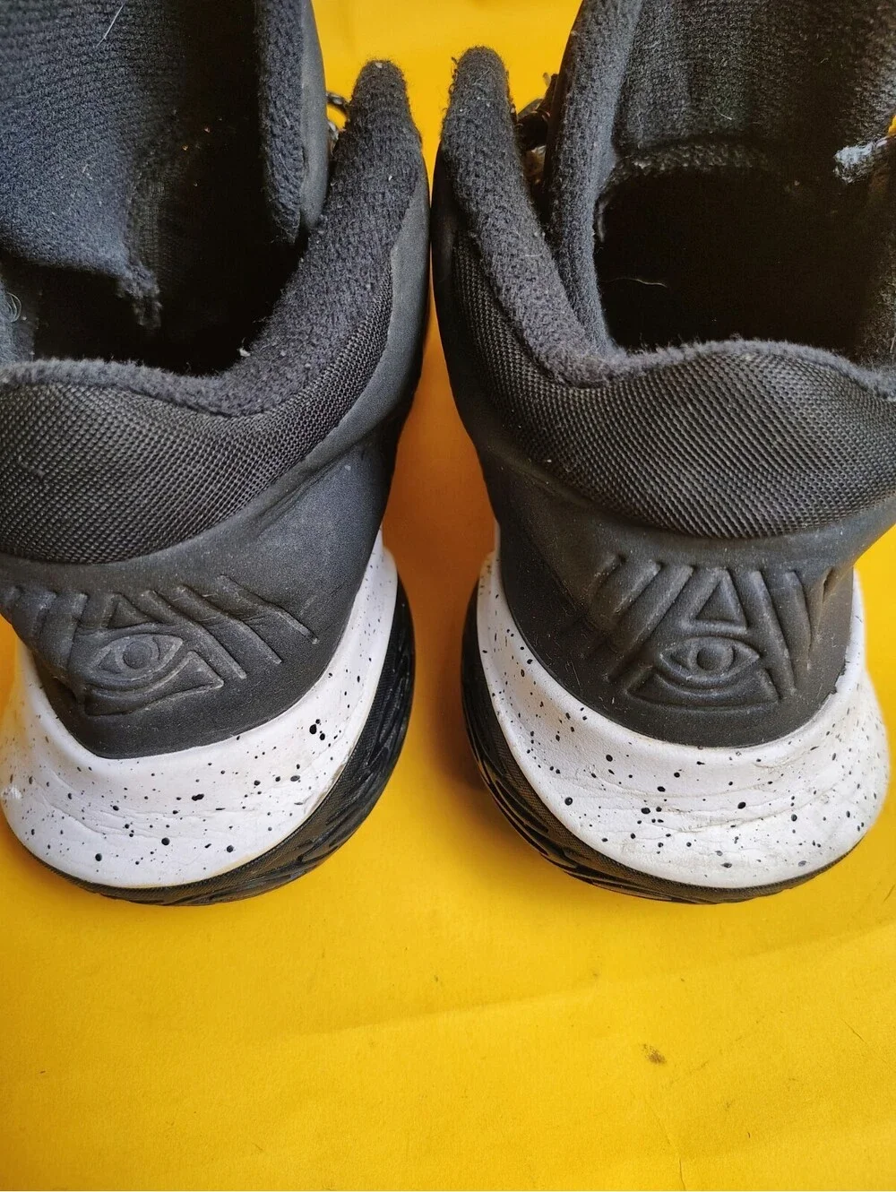 Nike Kyrie Flytrap 4 Black White Metallic Silver CT1972-001 Men's Size 9 Hoops
